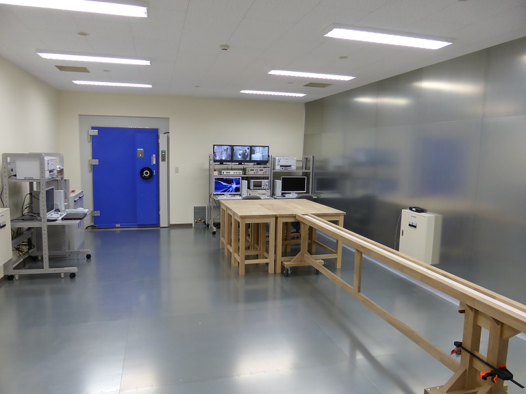 （右）兵庫県 一般財団法人　電気安全環境研究所（JET)－関西EMC試験センター