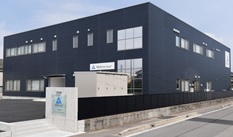 （左）愛知県 テュフ ラインランド ジャパン株式会社－モビリティ技術開発センター