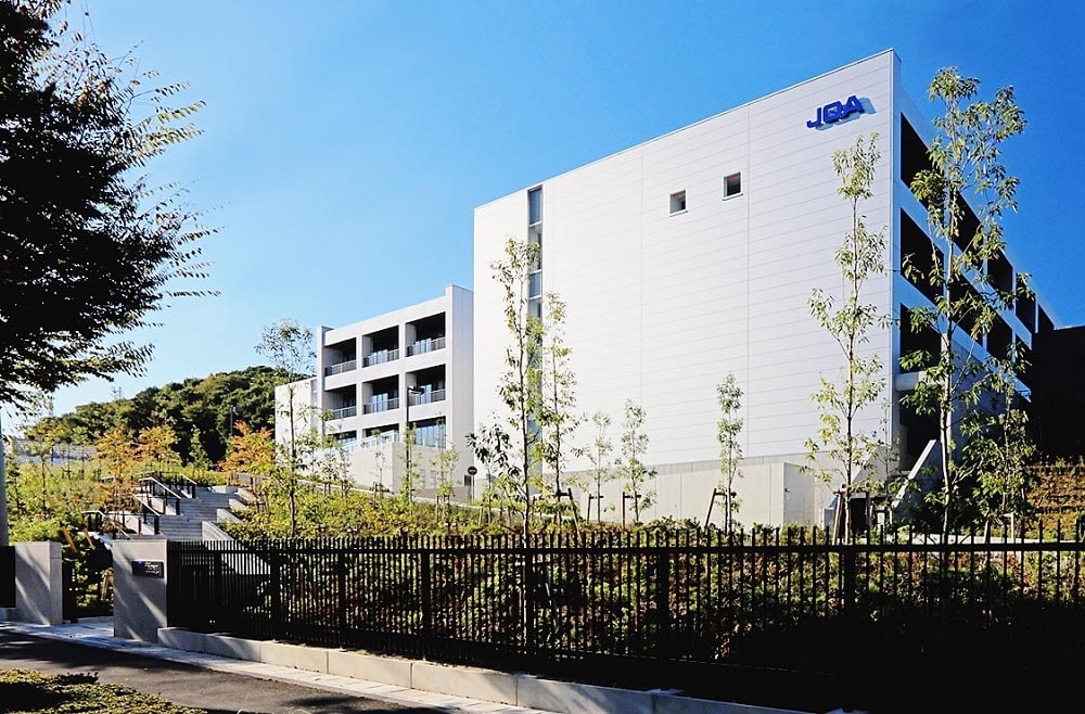 （左）東京都 一般財団法人日本品質保証機構（JQA）－安全電磁センター　（車載機器）