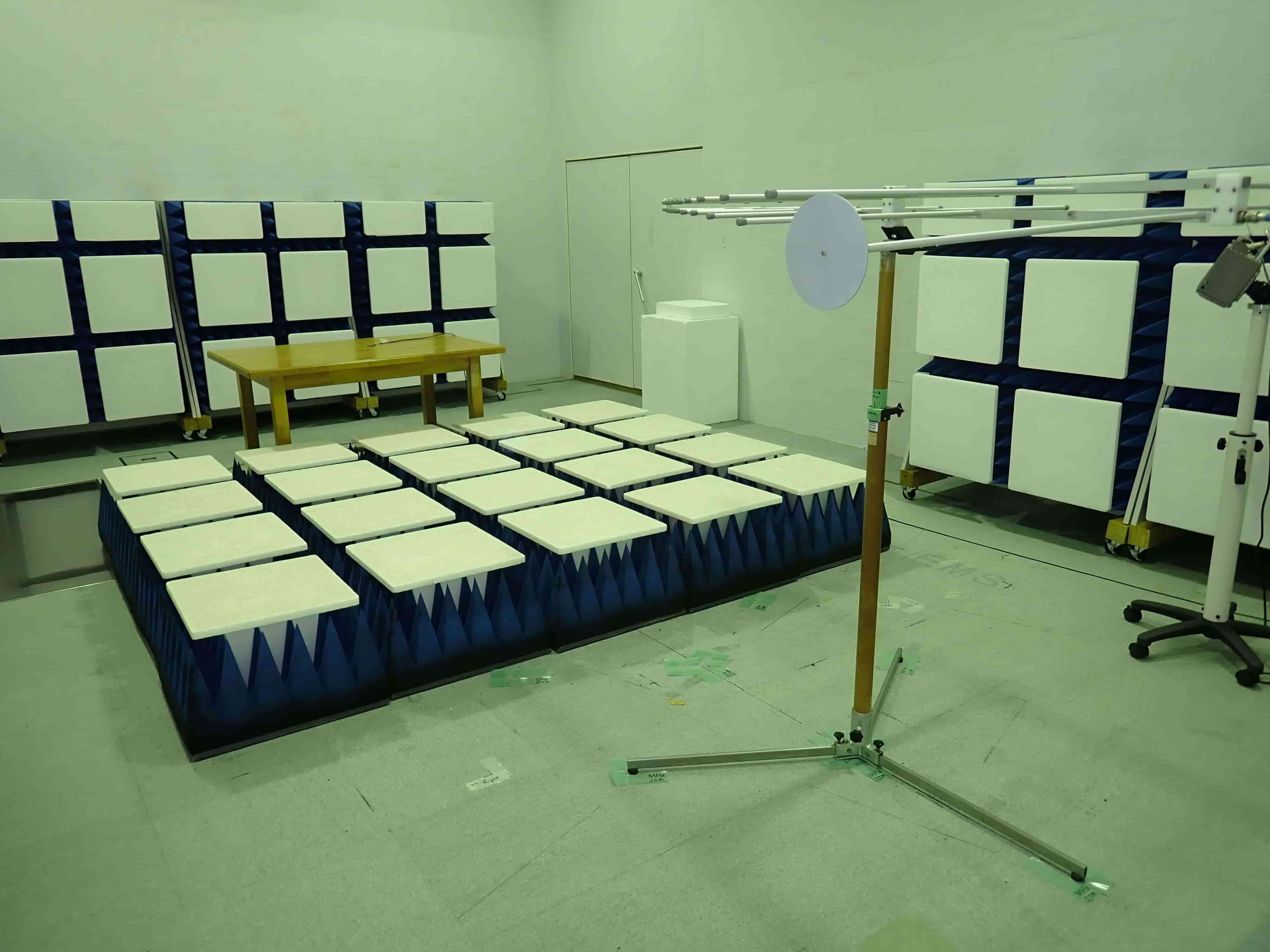 （右）宮崎県 宮崎県工業技術センター－電磁環境試験棟